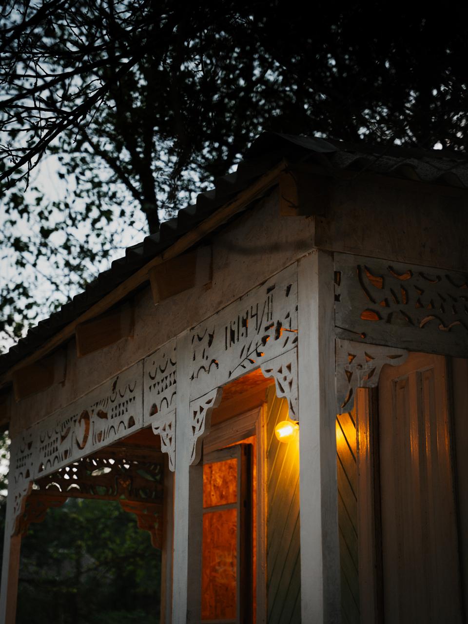 Detailed white wood fretwork on a traditional Oda roof at Gulsunda