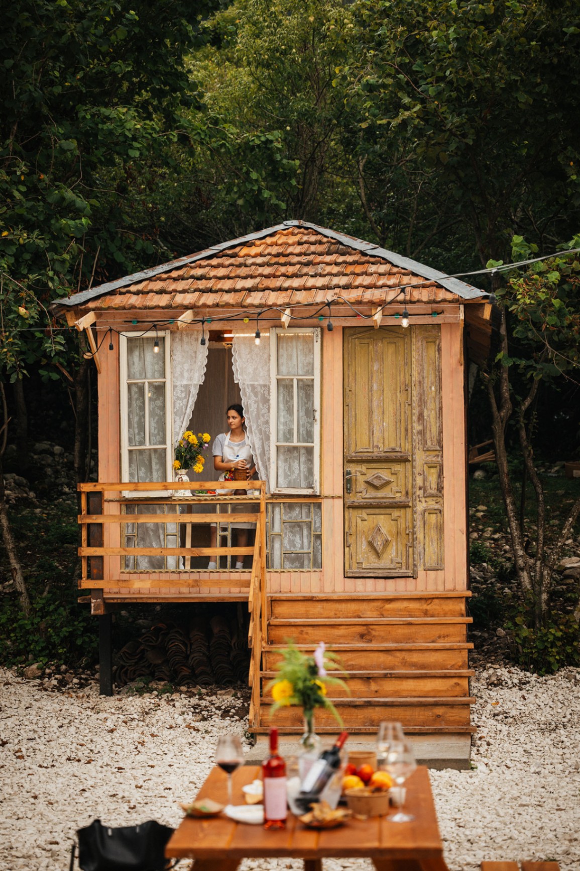 Megrelian Oda cabin with lace curtains at Gulsunda